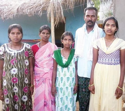 Parvathi With her parents and two of her sisters