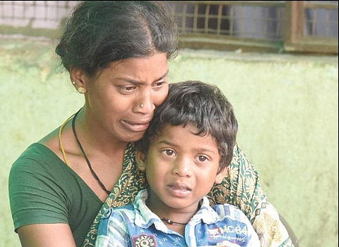 The wife and child of Dantha Yarraya, who died while cleaning the manhole in Bengaluru.