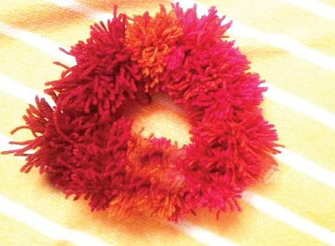 Make pom pom garland with wool