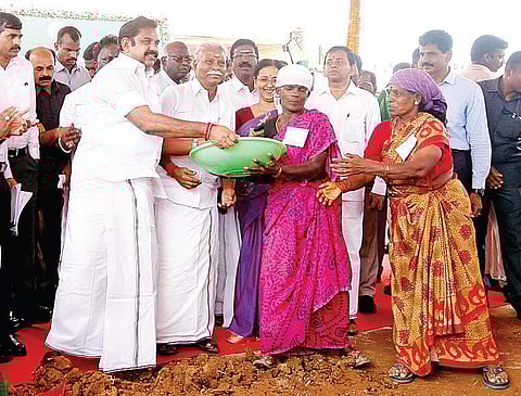Chief Minister ‘Edappadi’ K Palaniswami inaugurates the ‘Kudimaramath’ scheme near Manimangalam lake in Kancheepuram district on Monday p2