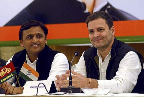 Uttar Pradesh Chief Minister Akhilesh Yadav, left and Congress party Vice President Rahul Gandhi (File | AP)