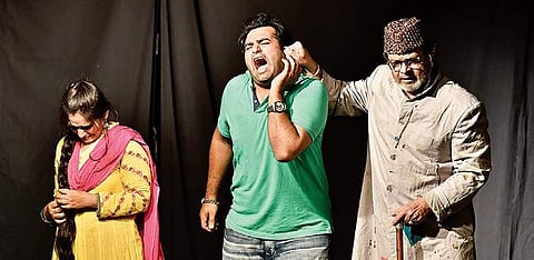 'Kanjoos MakhiCHOOSE' play.
