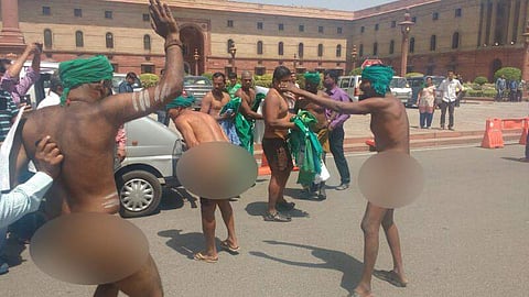 Tamil Nadu farmers strip outside PMO in protest demanding waiver of loans