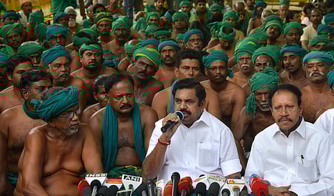 Tamil Nadu Chief Minister Edappadi Palanisamy with the state farmers protesting in Delhi. (EPS | Shekhar Yadav)