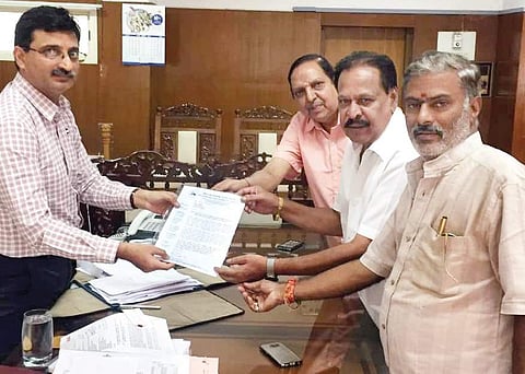 Sa Ra Govindu submitting a memorandum