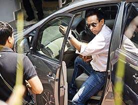 Officials of the Delhi police interrogating TTV Dhinakaran leaving Rajaji Bhavan in Beasant Nagar, in the city on Friday | (Ashwin Prasath | EPS)