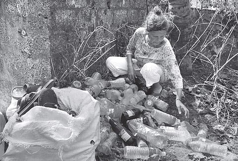 Peshna Turakhia collecting plastic bottles from Cherai beach | K Shijith