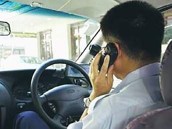 Bengaluru cabbies stay on cellphones, turn a blind eye to rules