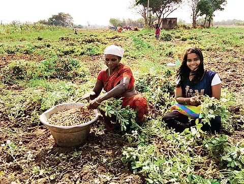 Volunteers of the NG0 with farmers