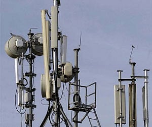File photo of telecommunication towers in Hyderabad (Reuters)