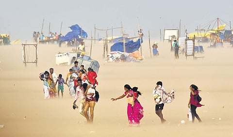 People at Marina Beach caught in the sandstorm on Monday evening  | P JAWAHAR