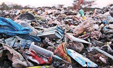 Medical waste dumped by encroachers into the Sengulam lake at Kuniamuthur in Coimbatore | PRAKASH CHELLAMUTHU