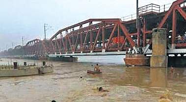 Old Yamuna bridge.