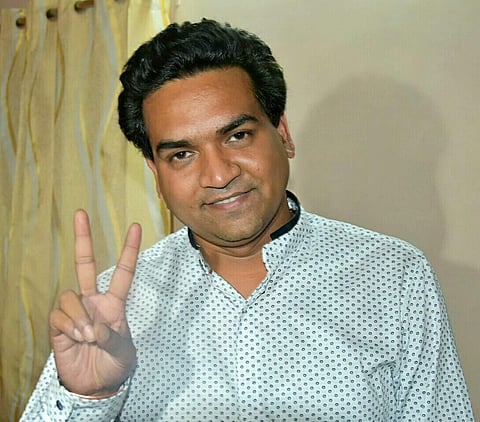 Sacked Delhi Water Minister and DJP Chairperson Kapil Mishra shows victory sign in New Delhi on Saturday. Mishra earlier in the say was removed from the Arvind Kejriwal cabinet. | PTI