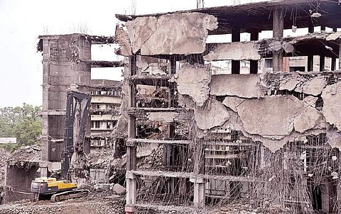 HSE faded away “HSE started in early 1940s and it functioned till 2000. Strict norms of Securities and Exchange Board of India made it difficult. It weakened and finally shut down,” said HSE member, Ramakant Inani