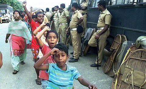 Children and residents of Puthuvype taking out a rally to receive those arrested and later released while they were protesting against the construction of an LPG Terminal violating the order of Green tribunal at Vypeen on Wednesday  | Melton Antony