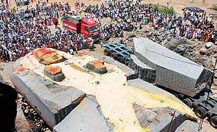 People throng to see the giant rock for Kothandaramaswamy idol at Korakottai   | s dinesh