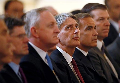 The Governor of the Bank of England, Mark Carney and Britain's Chancellor of the Exchequer, Philip Hammond, wait to deliver their speeches to the Bankers and Merchants at The Mansion House in London, Britain June 20, 2017. (REUTERS/Stefan Wermuth)