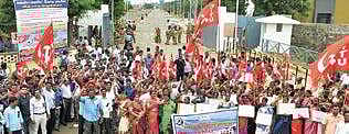 Officials and workers protest the Centre’s move to divest government holding in Kamarajar Port in Ennore on Thursday | d sampathkumar
