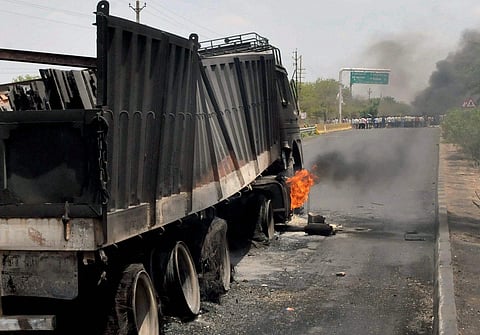 Farmers' agitation turns violent as they torch trucks at Mhow-Neemuch Highway in Mandsaur district of Madhya Pradesh on Wednesday. | PTI