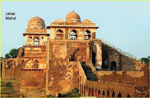 Fact File Mandavgarh is a  day-tripper from Indore.  If staying overnight,  there’s a decent hotel run by Madhya Pradesh Tourism  (www.mptourism.com)