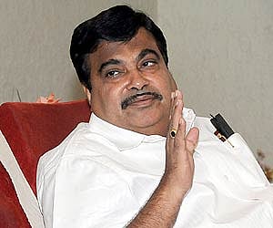 Union Minister Nitin Gadkari training drivers as adequate driving skills can provide employment to about 50 lakh people. (File |ENS)