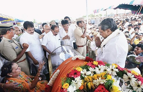 Chief Minister Siddaramaiah paying his last respects to former chief minister  N Dharam Singh in Nelogi in Kalaburagi on Friday | Express
