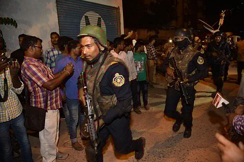 Commandos of the anti-terrorist squad of Telangana State police, OCTOPUS, are carrying out a major search operation inside a residential complex in Rajendranagar of Hyderabad following suspicion of armed personnel, who earlier in the day made a vain bid t