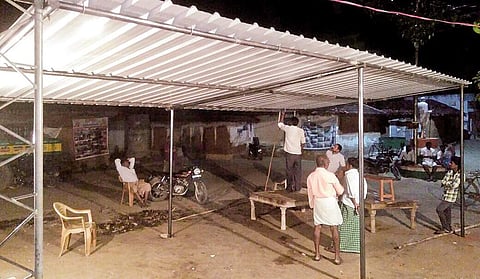 People setting up a shelter at the protest site in Vemulaghat on Tuesday | Express photo