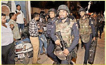 OCTOPUS commandos arrive at the Happy Homes apartment, where the suspects of Muthoot Finance robbery bid are hiding, in Hyderabad on Tuesday | R.SATISH BABU
