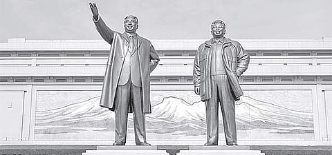 Statues of Kim Il sung (L) & son Kim Jong il in Pyongyang