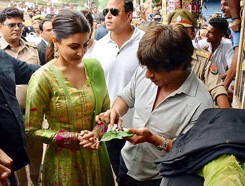 Shah Rukh, Anushka and Ali making an impromptu stop at a local betel leaf vendor shop. (Photo | twitter.com/iamsrk)