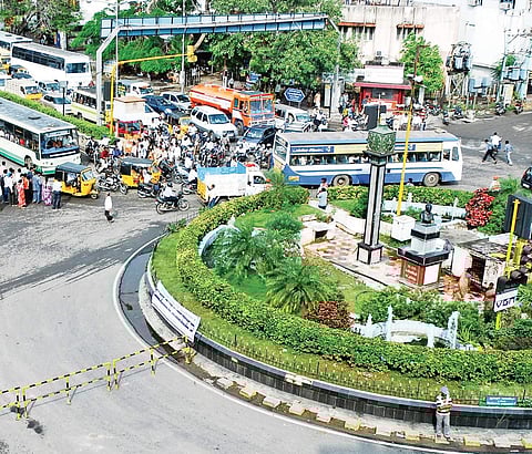 (right) The wall mural near Kandasamy college