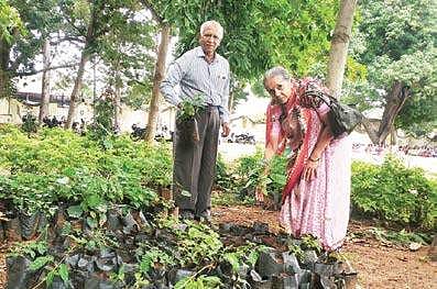 D N Srikanta Raje Urs with Bharathi Sridhar Raje Urs, vice president of Sri Jayachamaraja Ursu Education Trust, at Sri Vani Vilas Ursu Girls High School in Mysuru