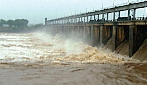 11 gates of Taliperu project lifted to release heavy inflows into Godavari in Khammam |  EXPRESS PHOTO