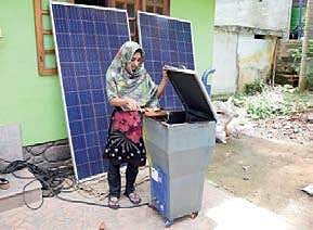 Incinerating waste using solar power