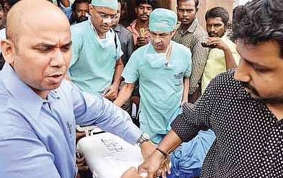 Organ being transported; (inset) Dr Sunil Shroff