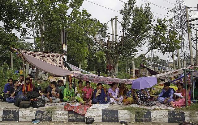 Followers of Gurmeet Ram Rahim Singh, the controversial head of religious sect Dera Sacha Sauda (DSS), gather on the roadside in Sirsa, where his organization is based, on August 24, 2017, ahead of the verdict in the rape case against Gurmeet Ram Rahim. (Photo | AP)