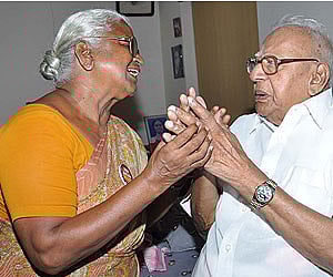 Arputham Ammal, mother of Rajiv Gandhi assassination case convict A G Perarivalan, visits Justice V R Krishna Iyer at his house in Kochi | Express