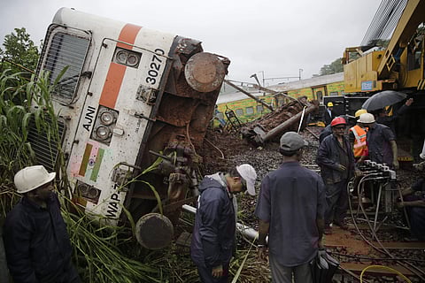 Nine coaches of the Nagpur-Mumbai Duronto Express derailed near Asangaon of the Kasara-Mumbai suburban railway section on Tuesday morning, bringing traffic to halt.