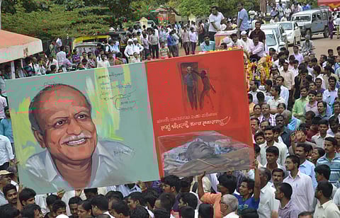 Thousands of people taking part in the funeral of writer and rationalist M M Kalburgi in Dharwad. (File photo)