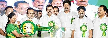 Chief Minister Edappadi K Palaniswami distributing assistance during the MGR birth centenary celebrations in Perambalur | s Arun