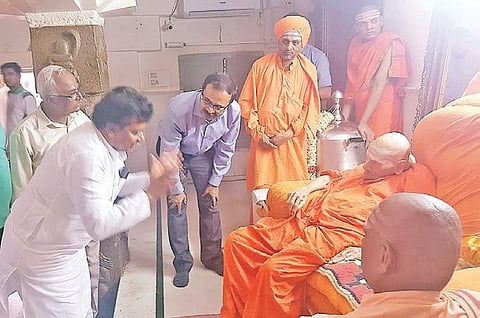 Minister M B Patil greets seer Shivakumara Swami in Tumakuru on Sunday | EXPRESS