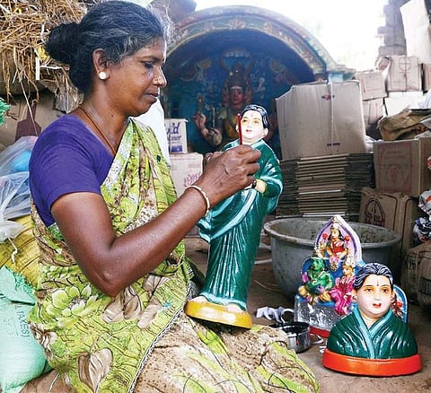 Kamalam, wife of Chinnadurai, arranging ‘Amma’ dolls at the unit in Thiruvanaikovil in Tiruchy district on Monday | M K Ashok Kumar