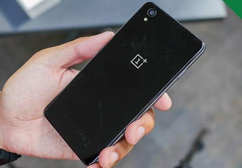 A man holding One Plus Three phone. (Photo: YouTube)