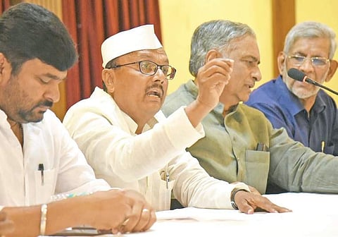 Lingayat leaders addressing a joint press conference on separate religion status in Bengaluru on Thursday. Minister Vinay Kulkarni, MLA BR Patil, MLC Basavaraj Horatti and retired IAS officer Jamdar are seen | Nagaraja Gadekal