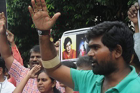Veteran journalist Gauri Lankesh was shot dead at her residence in Bengaluru on Tuesday night by unidentified assailants, according to initial police accounts. In picture, people protest against the killing in Hyderabad on Wednesday. (Photo | EPS/Sayantan Ghosh)