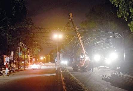 The stage which is being set up on the main road for Kempegowda Jayanti celebrations | vinod kumar t