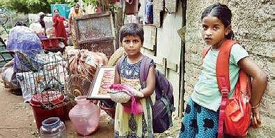 Families along the banks of Cooum river at MSP Nagar in Maduravoyal being evicted by the Greater Chennai Corporation on Friday | D SAMPATHKUMAR
