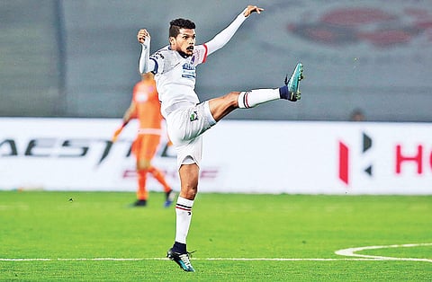 Romeo Fernandes (C) is playing for Delhi Dynamos this ISL season | ISL